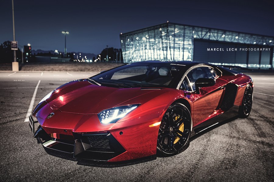Lamborghini Aventador красная