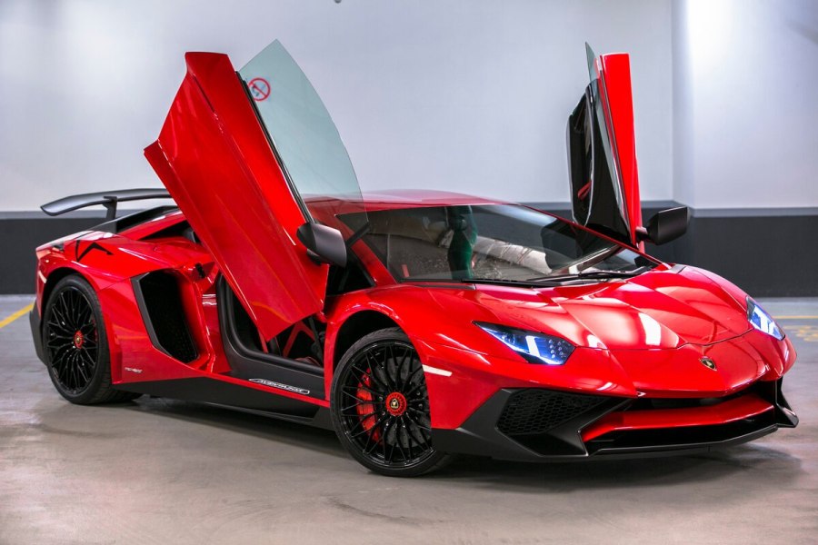 Lamborghini Aventador красная