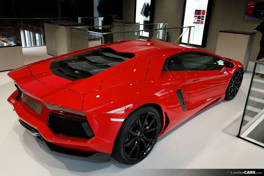 Lamborghini Aventador lp700-4 красный
