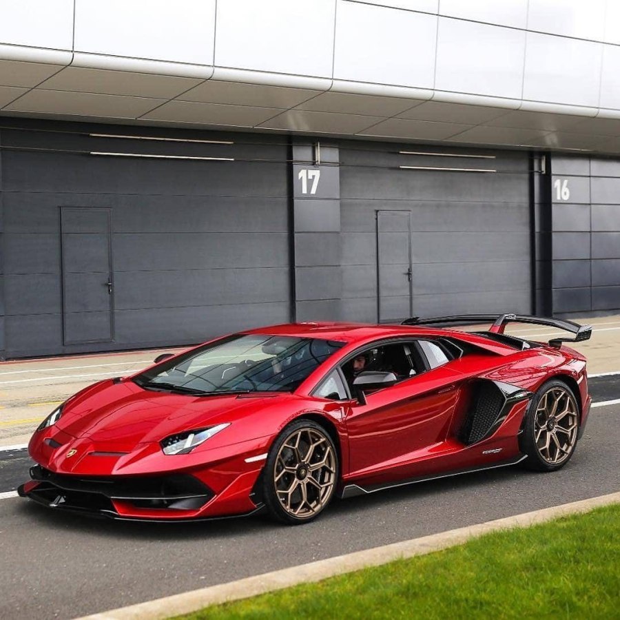 Lamborghini Aventador SVJ красный