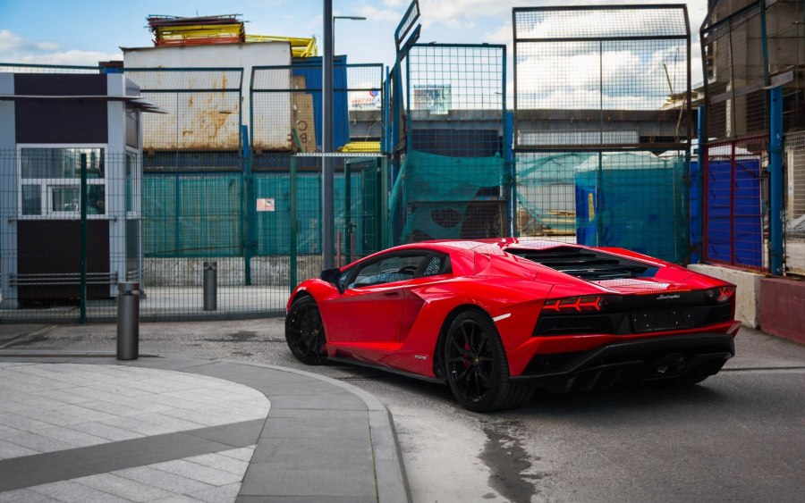 Lamborghini Aventador s красный