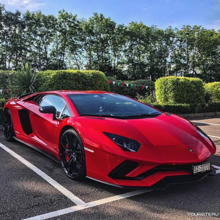 Lamborghini Aventador красная