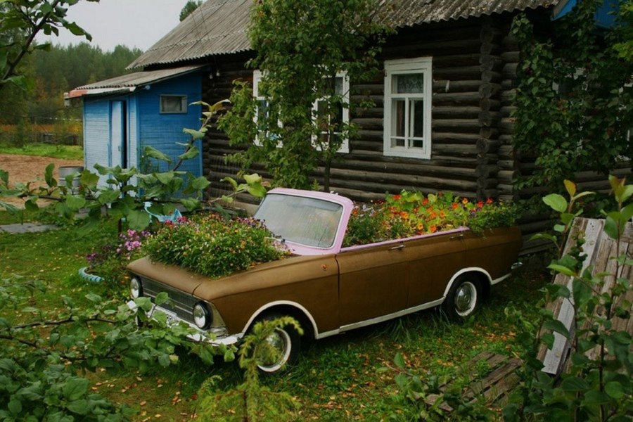 Цветник из старой машины