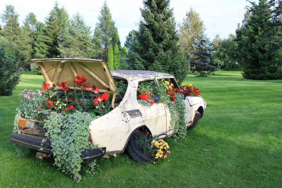 Клумба из автомобиля