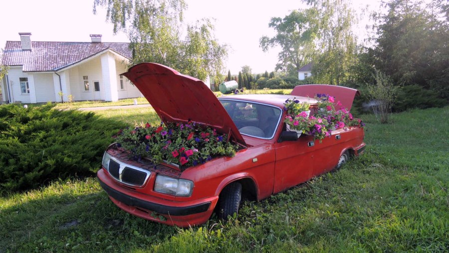 Клумба автомобиль
