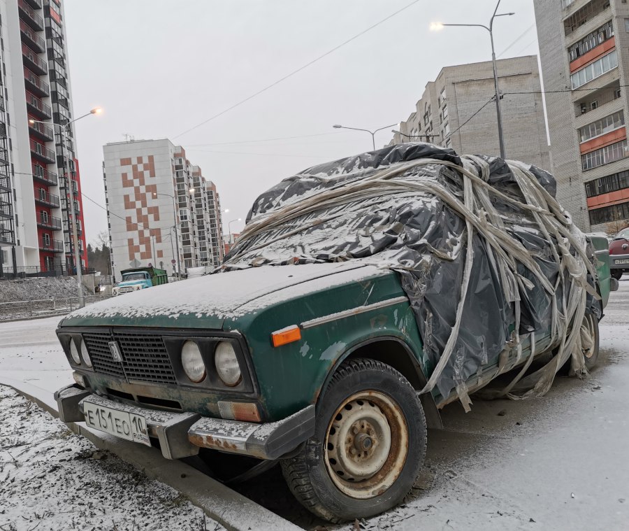 Заброшенные машины в городе