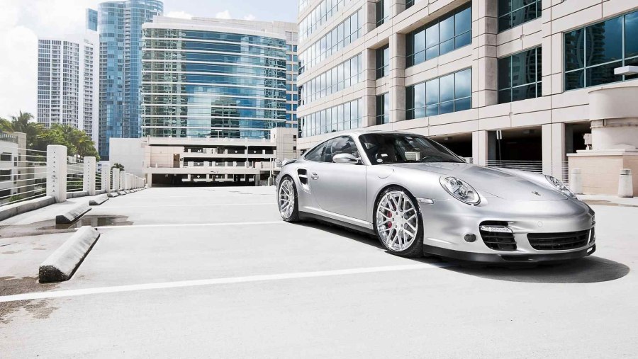 Порш 911серый на парковке