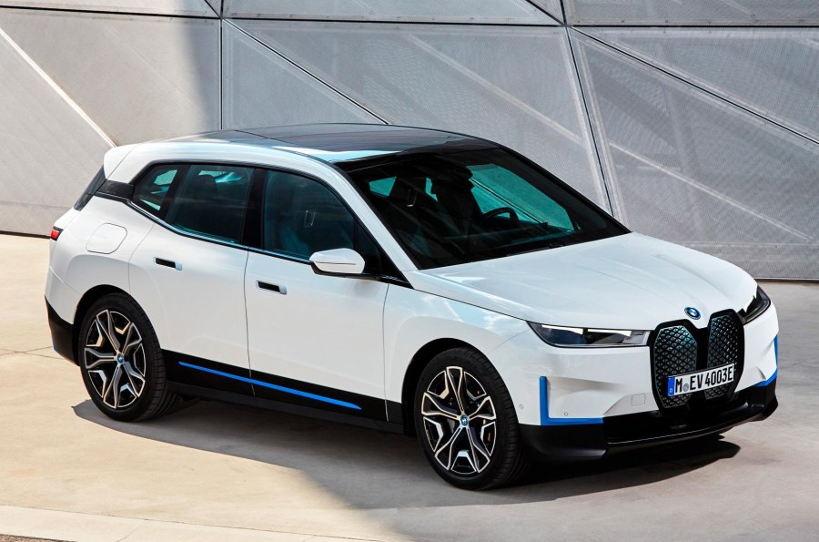BMW IX 2022 на белом