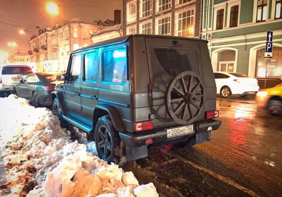 Гелендваген у дома зимой