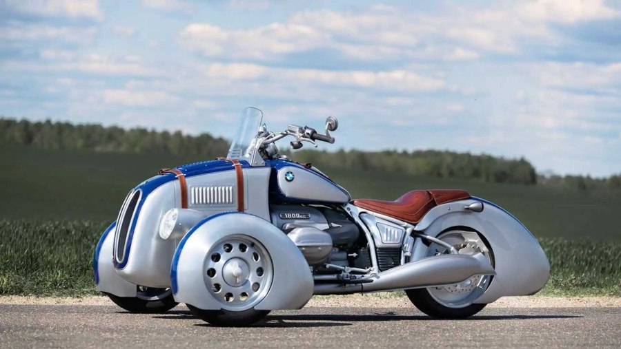 Современный трехколесный BMW