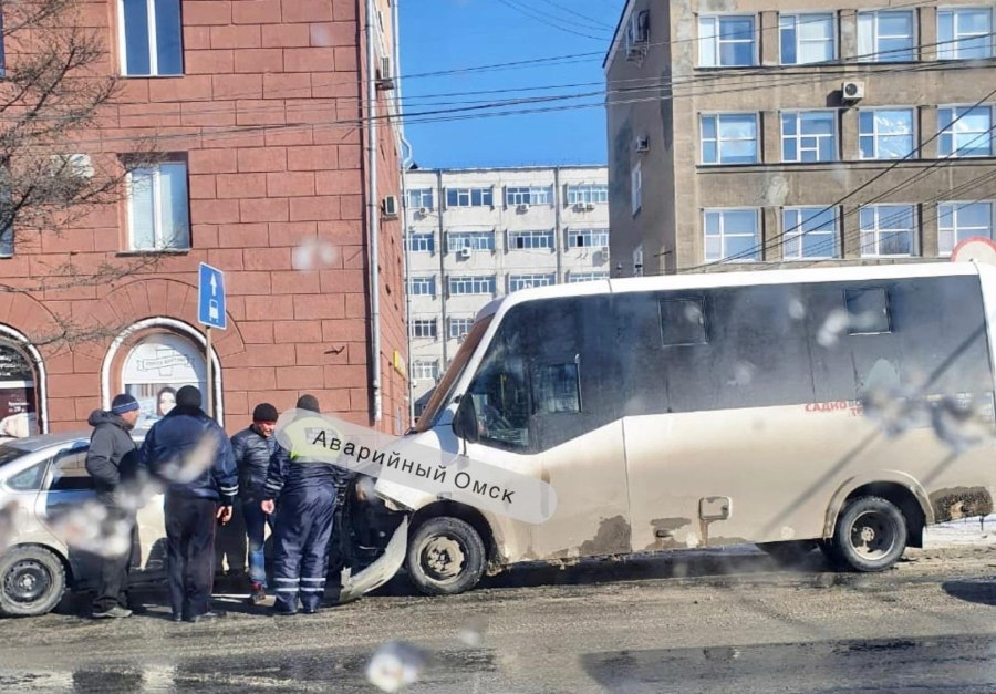 ДТП столкновение авто в Омске