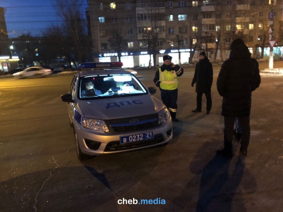 Фото кофе на капоте машины ночью на Ниссан Альмера инспектор ДПС