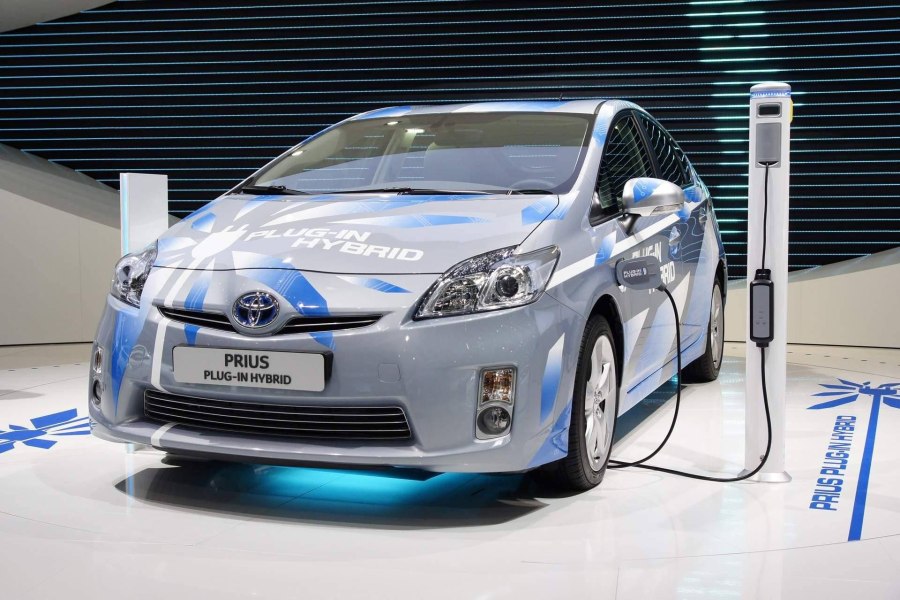 Toyota электромобиль Приус 2020