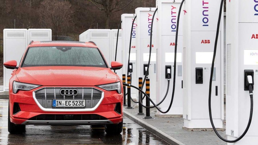 Audi электромобиль e-tron