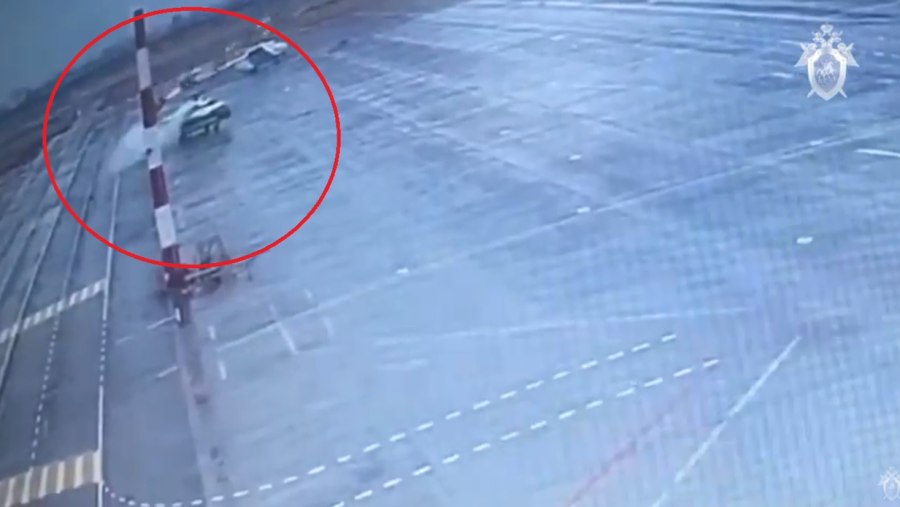 Военный самолет на взлетной полосе