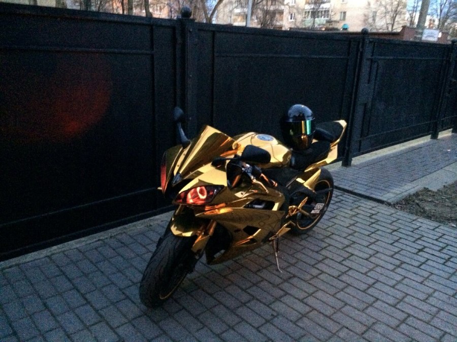 Мотоцикл в пленке