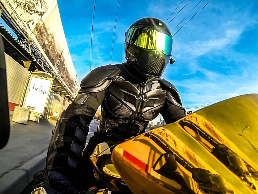 Золотой Yamaha r1 с шлемом