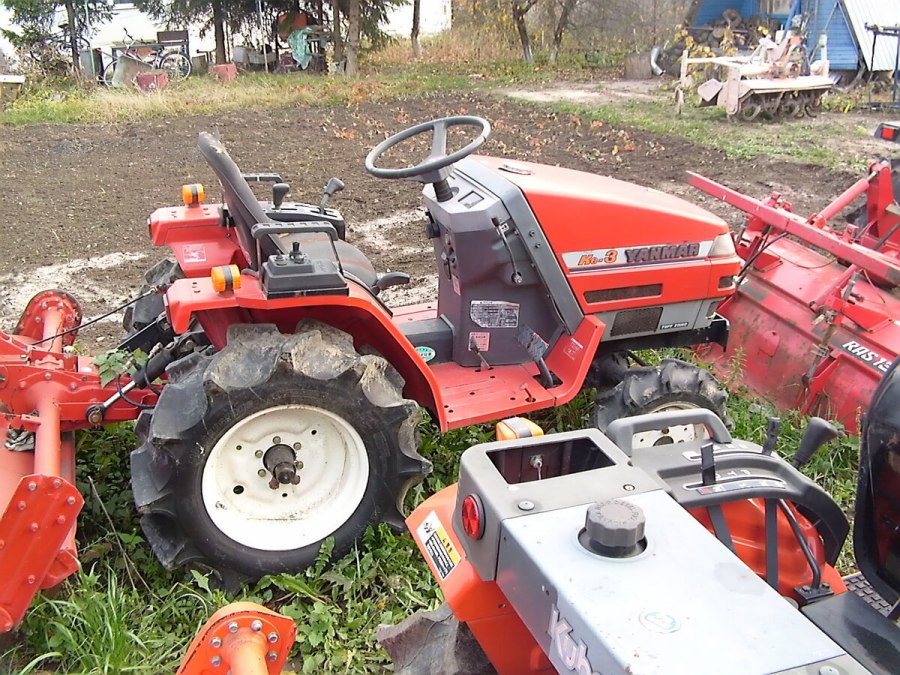 Минитрактор красный Yanmar
