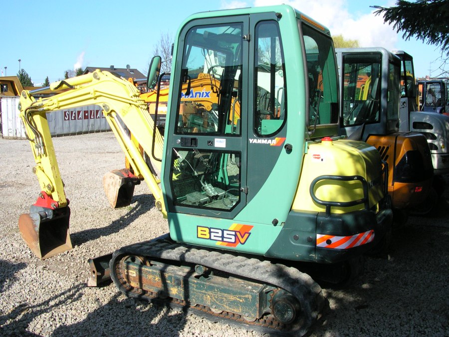 Yanmar b25v