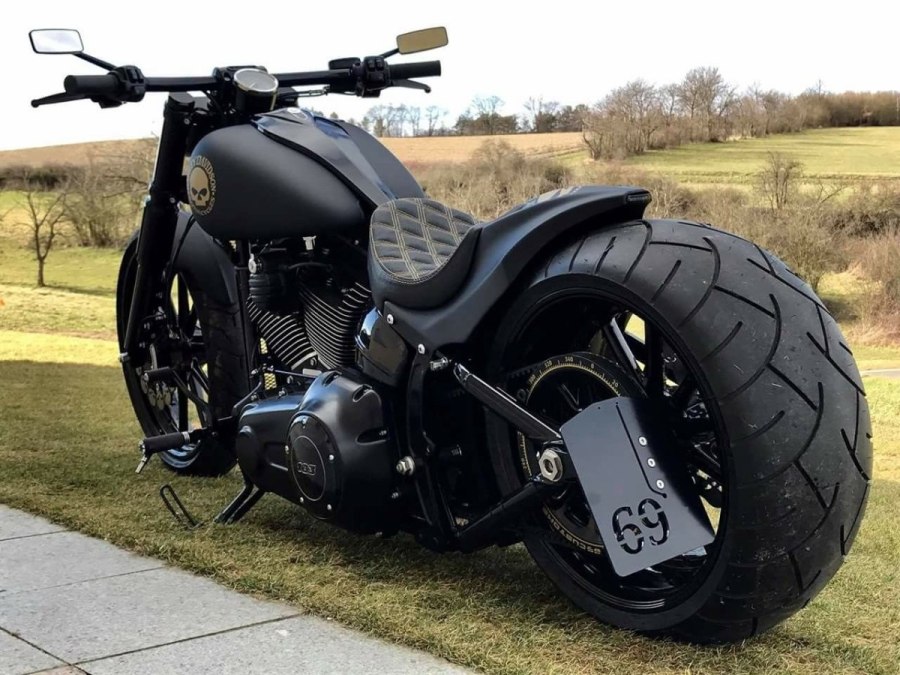 Мотоциклы Harley Davidson Breakout Custom