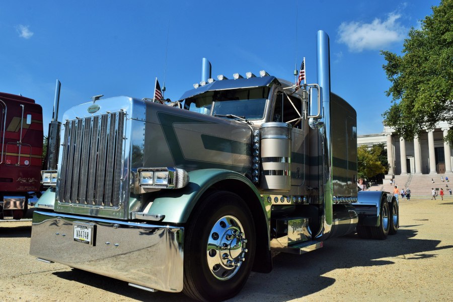 Грузовик Peterbilt 379