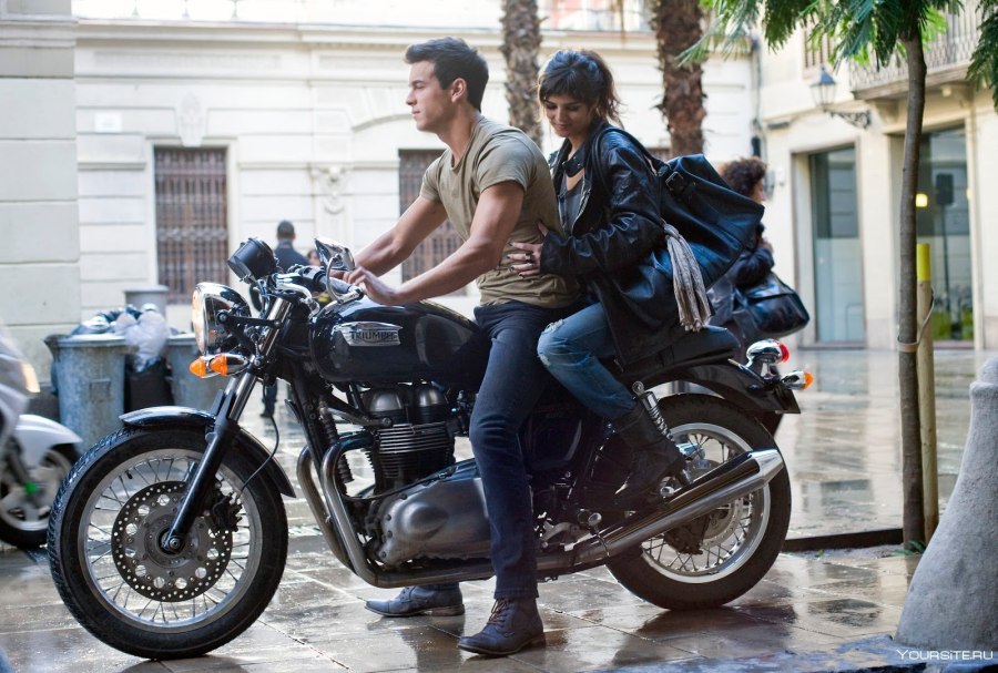 Triumph Bonneville три метра над уровнем