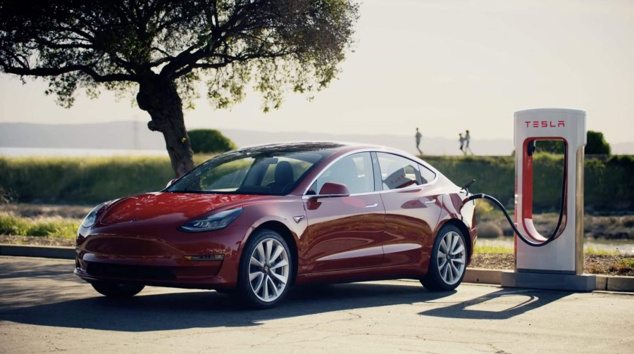Электромобиль компании tesla