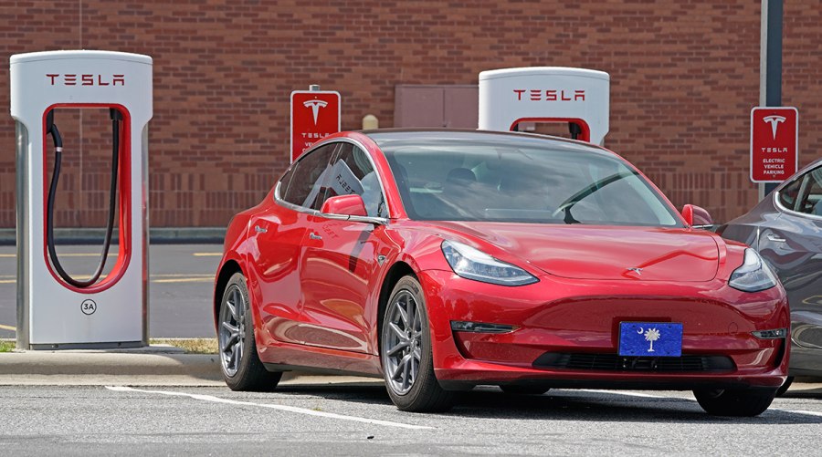 Tesla Elektra mobil 2022