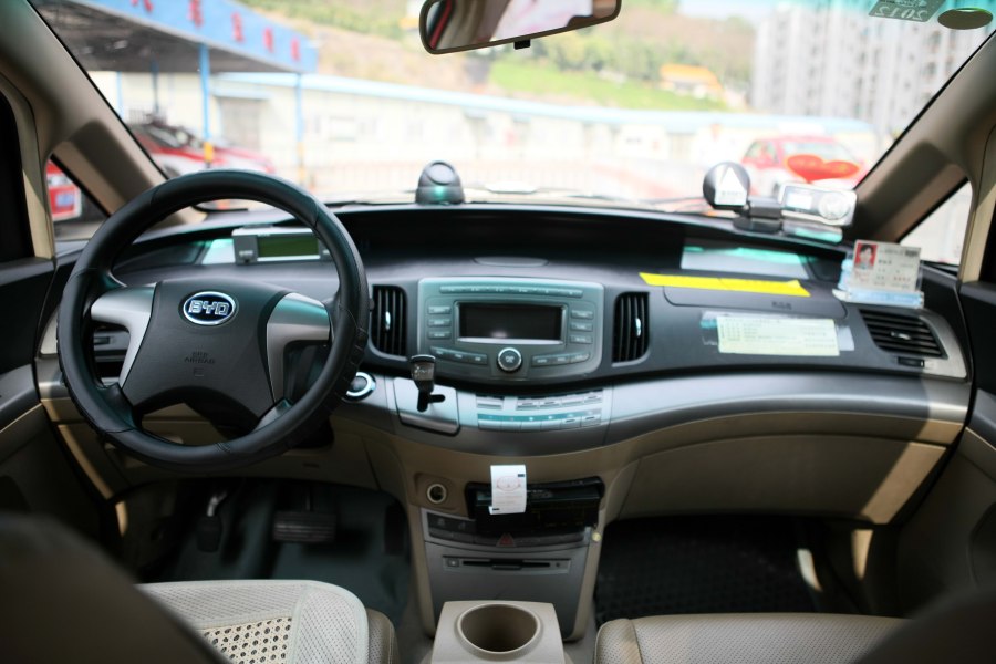 Праворульный BYD e6