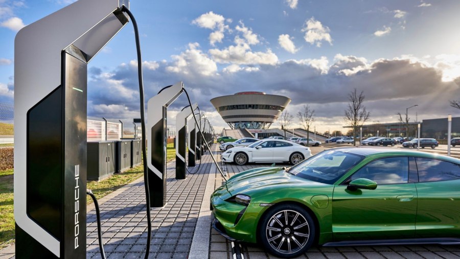 Зарядная станция Porsche Taycan