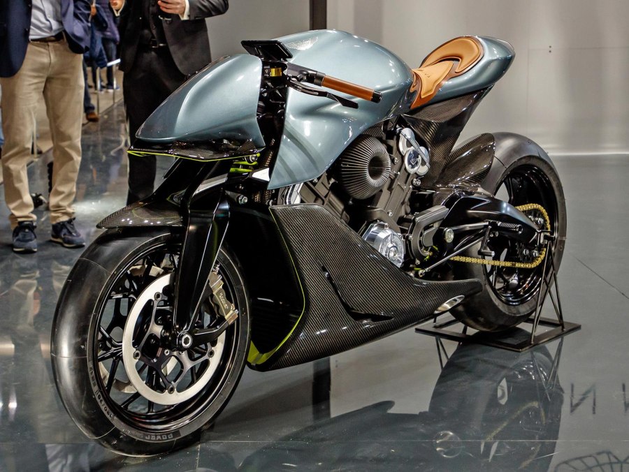 Aston Martin amb 001