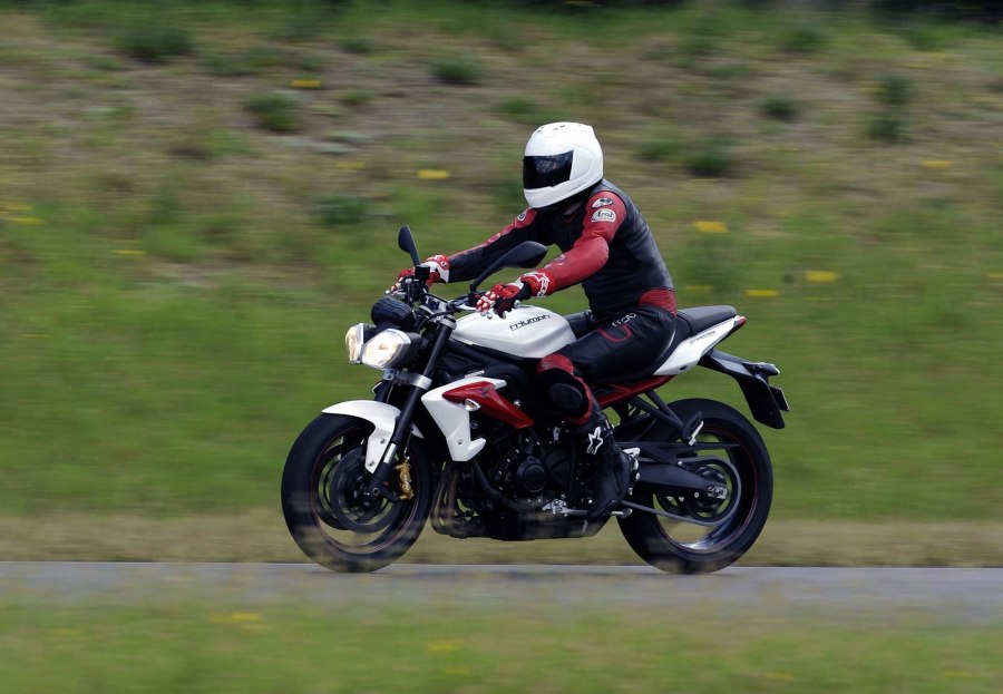 Triumph Street Triple посадка