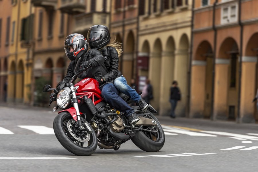 Ducati Monster 696 с пассажиром