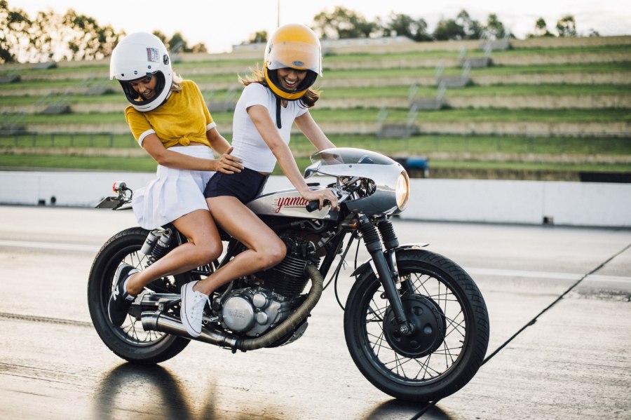 Кафе рейсер Yamaha девушка