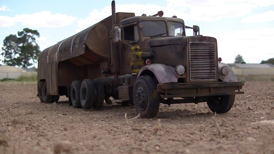 Грузовик Duel Peterbilt 281