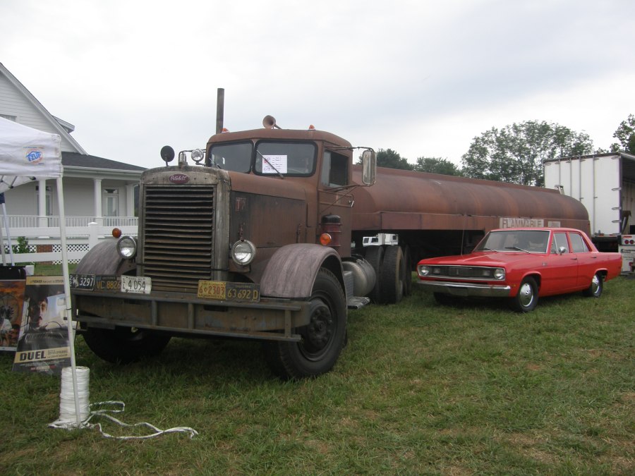 Грузовик Duel Peterbilt 281