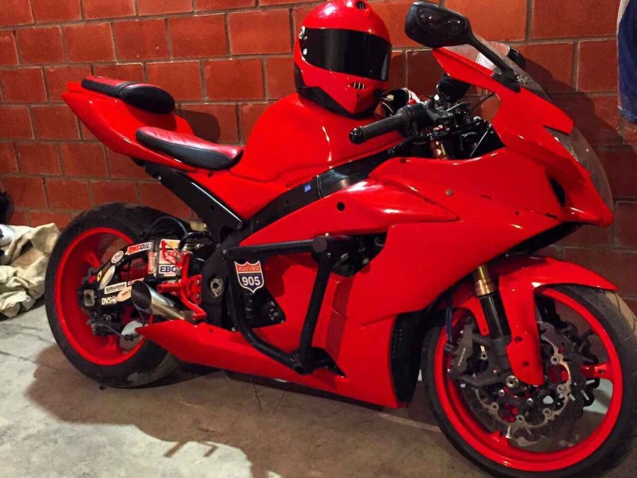 Suzuki GSXR 1000 красный