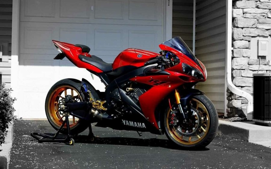Yamaha YZF-r1 красный