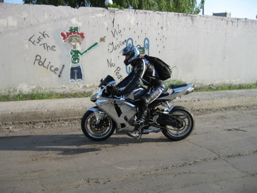 Мотоцикл в пленке