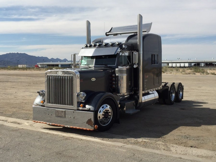 Американский грузовик Peterbilt 379